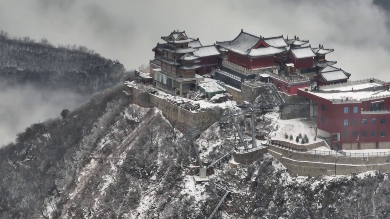 河南省焦作市云台山景区，茱萸峰雪后景观，无人机航拍视角。视频素材