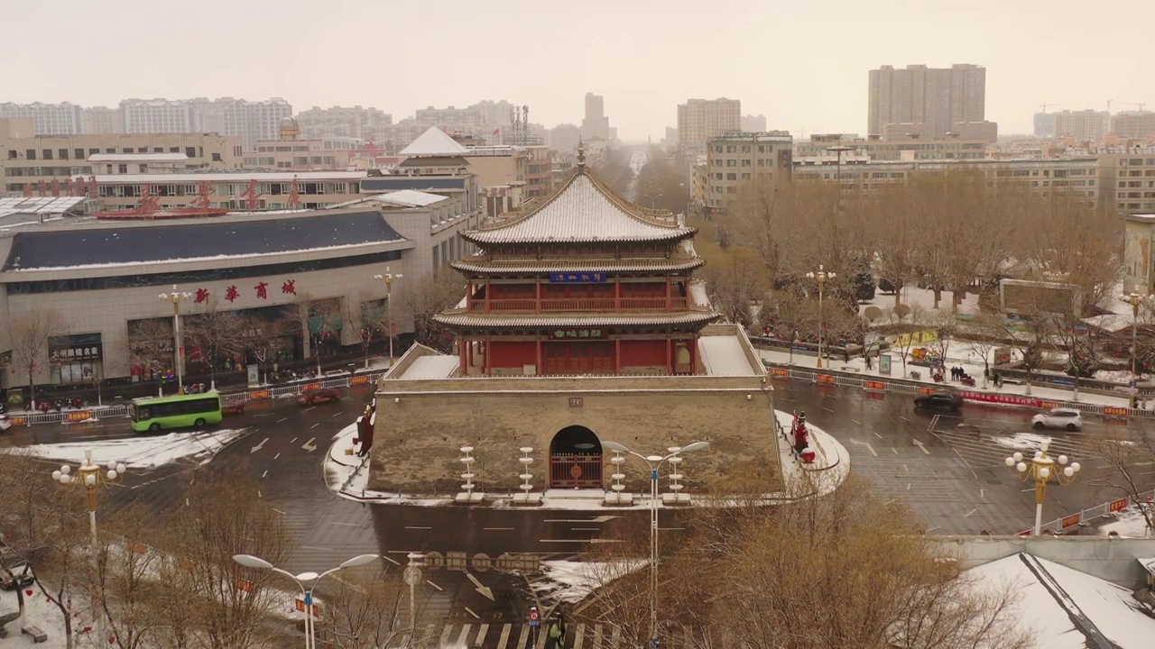 张掖鼓楼航拍雪景南面匾额视频素材