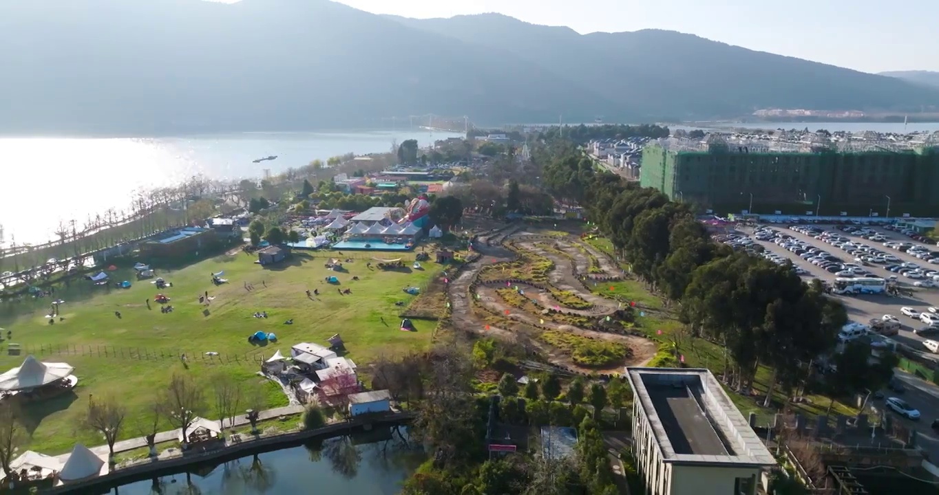 航拍空中鸟瞰云南昆明滇池海埂公园湖边的游乐园帐篷露营基地视频素材