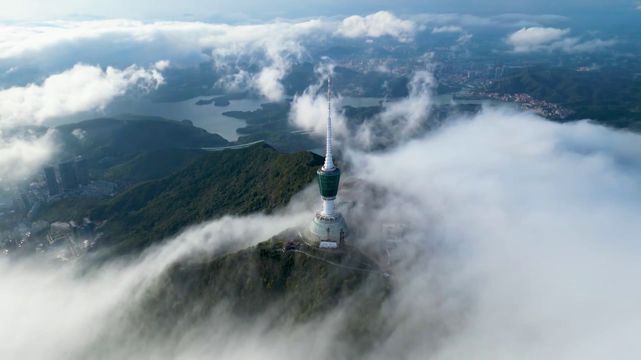 航拍雾漫深圳梧桐山视频素材