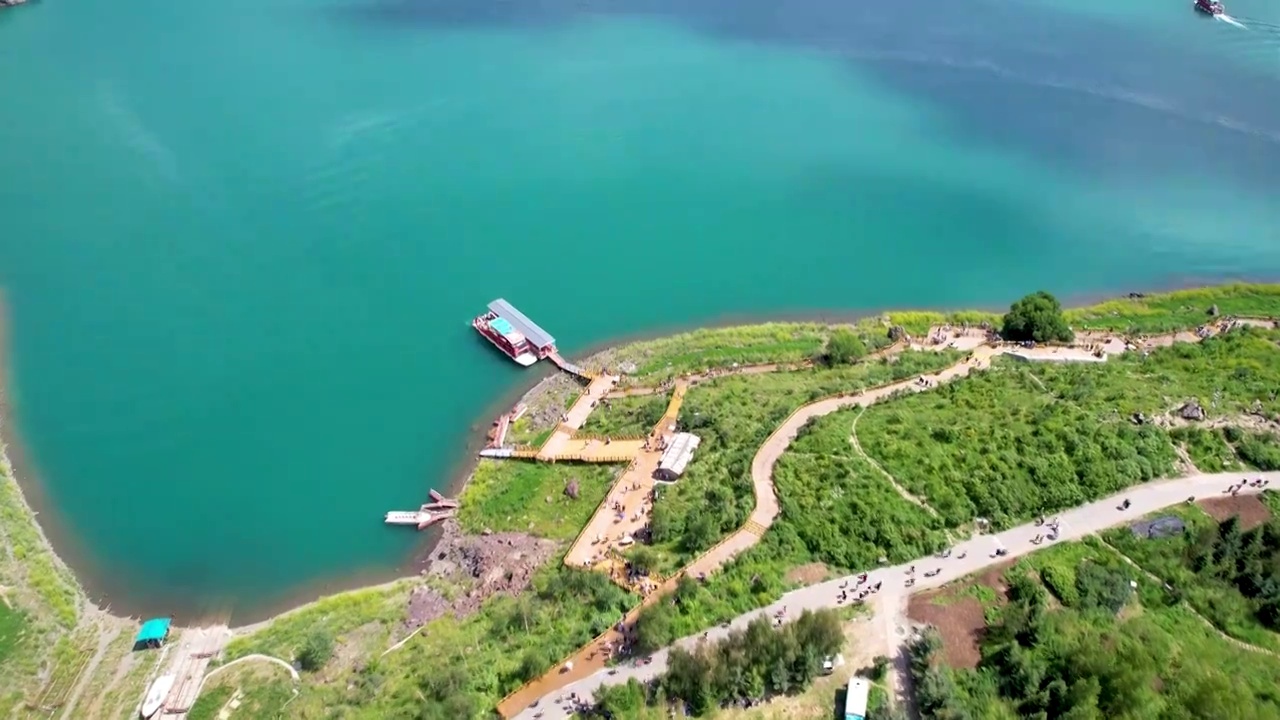 新疆天山天池淡水湖夏季自然风光航拍视频素材