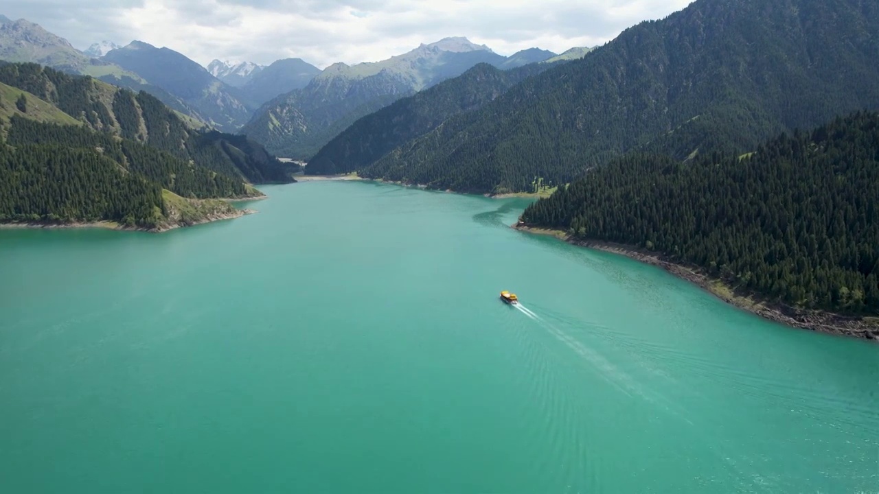 新疆天山天池淡水湖夏季自然风光航拍视频素材