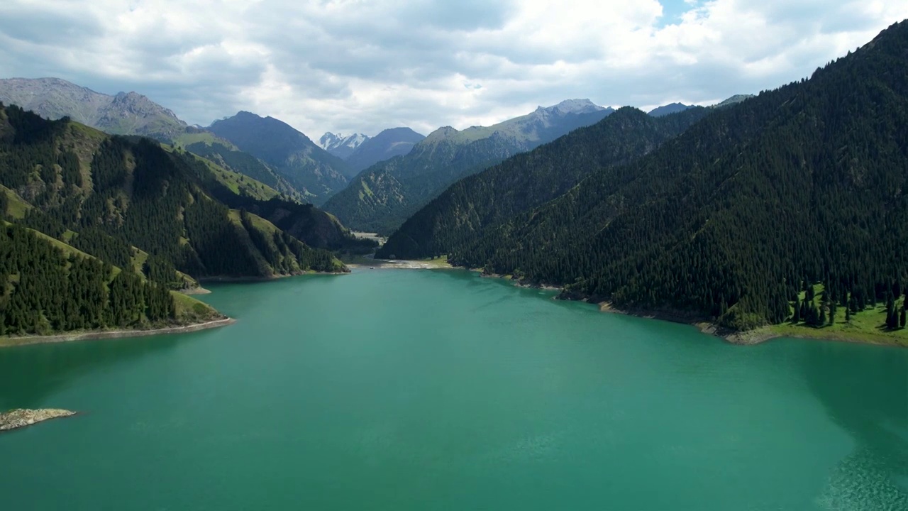 新疆天山天池淡水湖夏季自然风光航拍视频素材