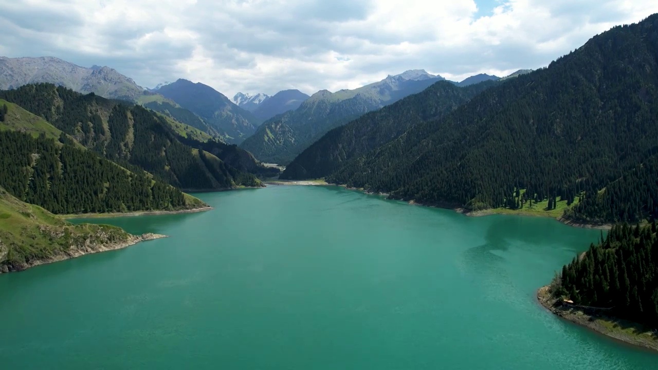 新疆天山天池淡水湖夏季自然风光航拍视频素材