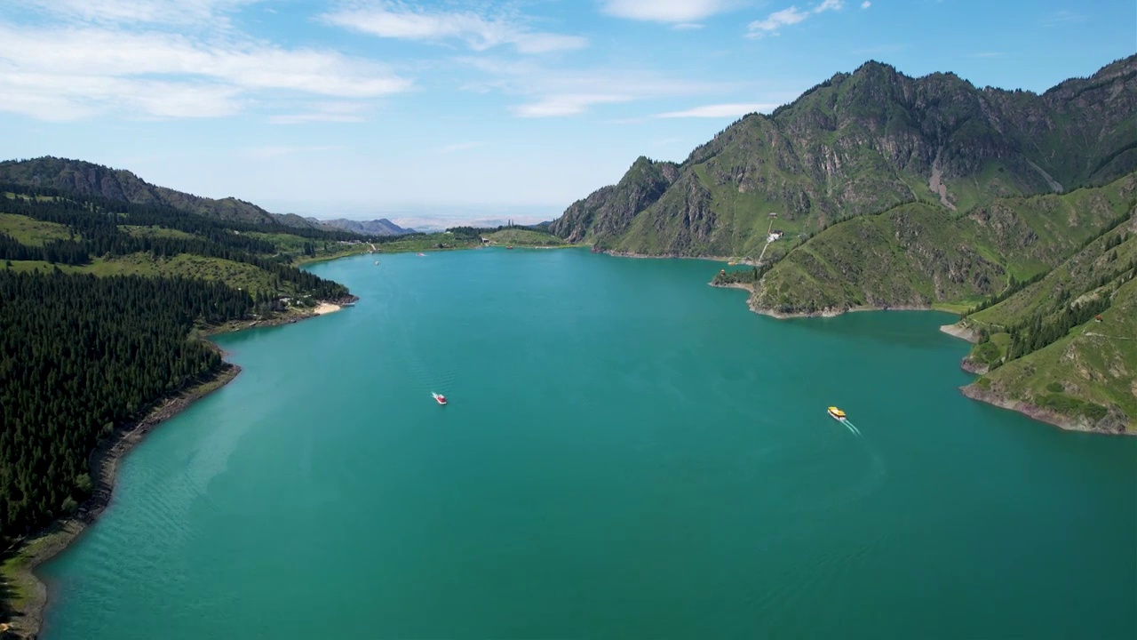 新疆天山天池淡水湖夏季自然风光航拍视频素材