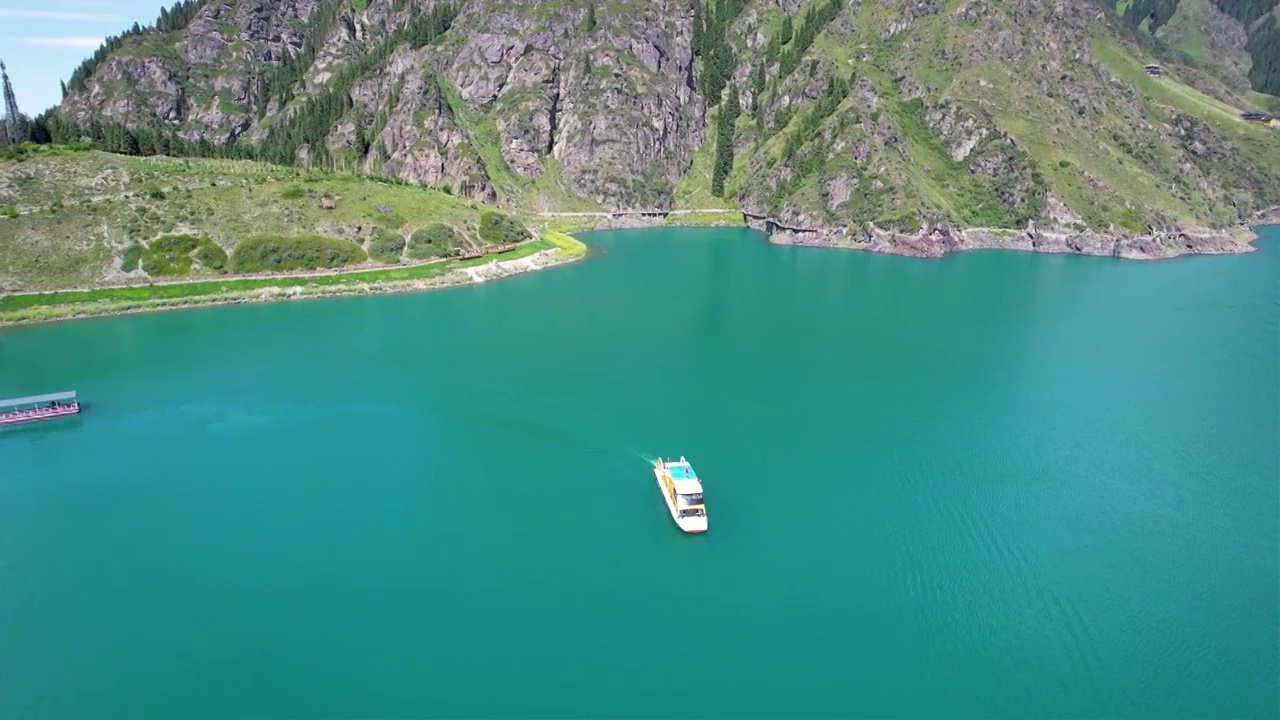 新疆天山天池淡水湖夏季自然风光航拍视频素材