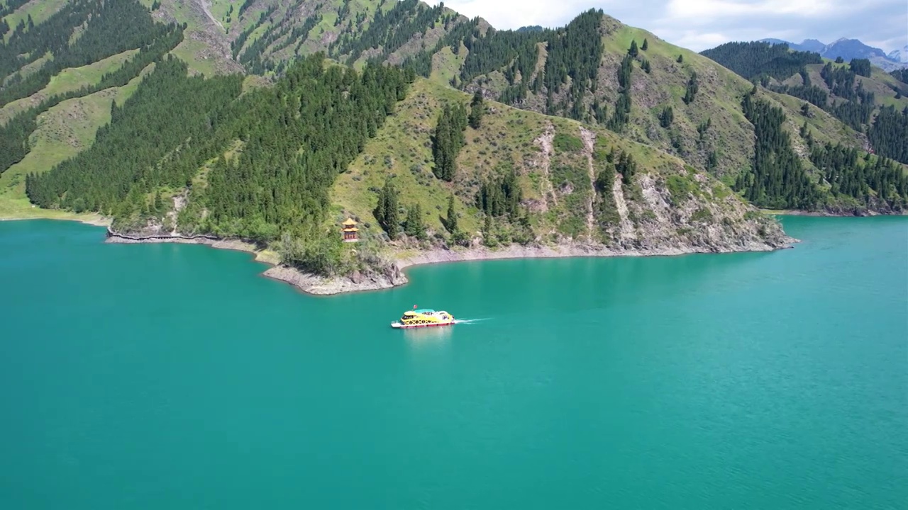 新疆天山天池淡水湖夏季自然风光航拍视频素材