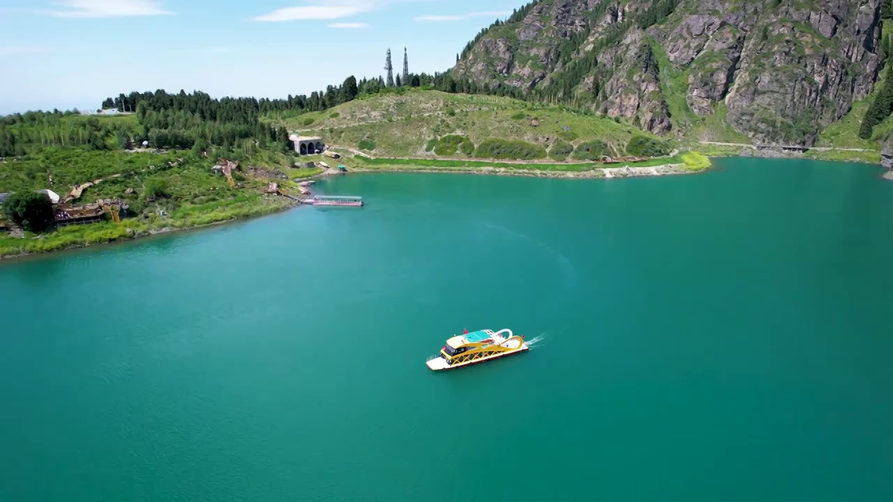 新疆天山天池淡水湖夏季自然风光航拍视频素材