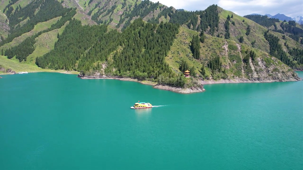 新疆天山天池淡水湖夏季自然风光航拍视频素材