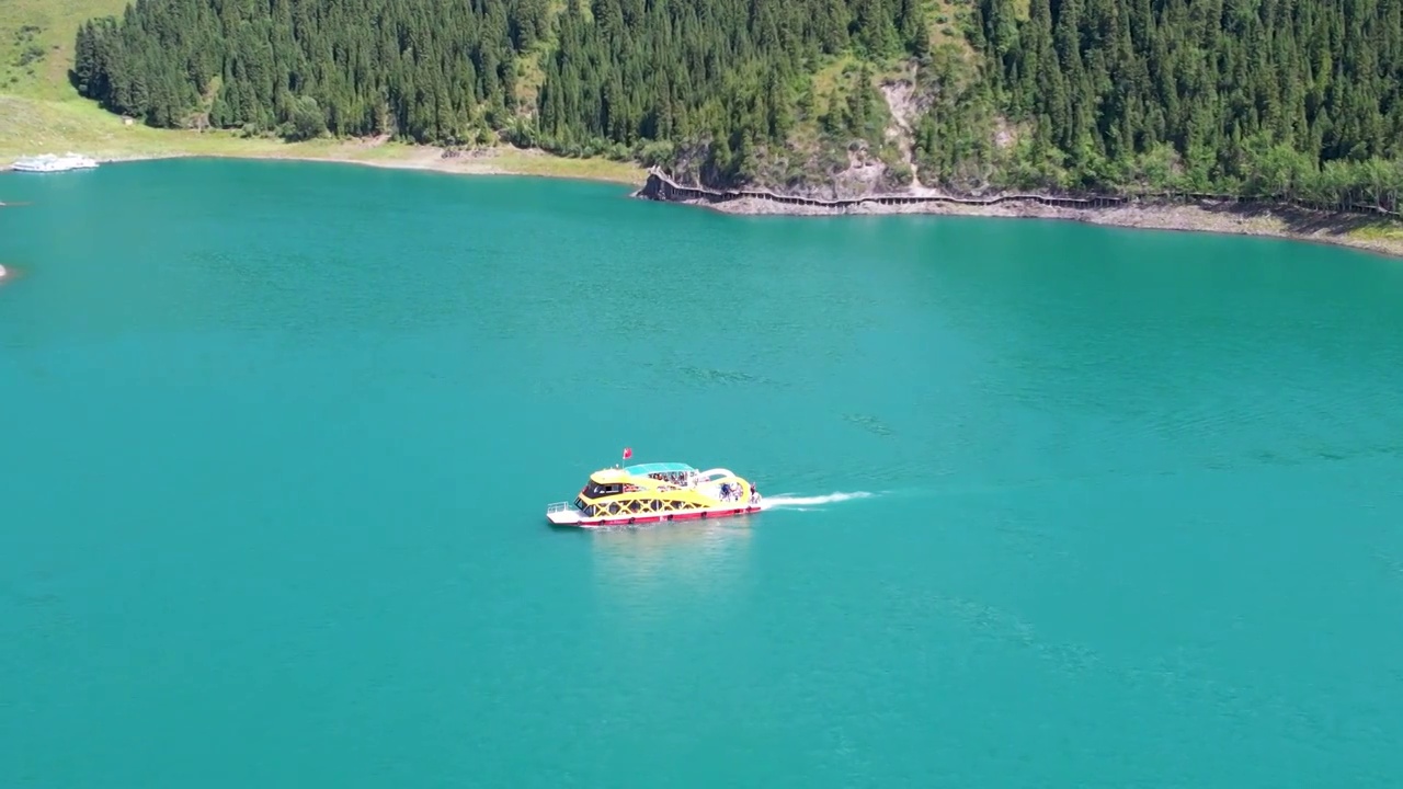 新疆天山天池淡水湖夏季自然风光航拍视频素材