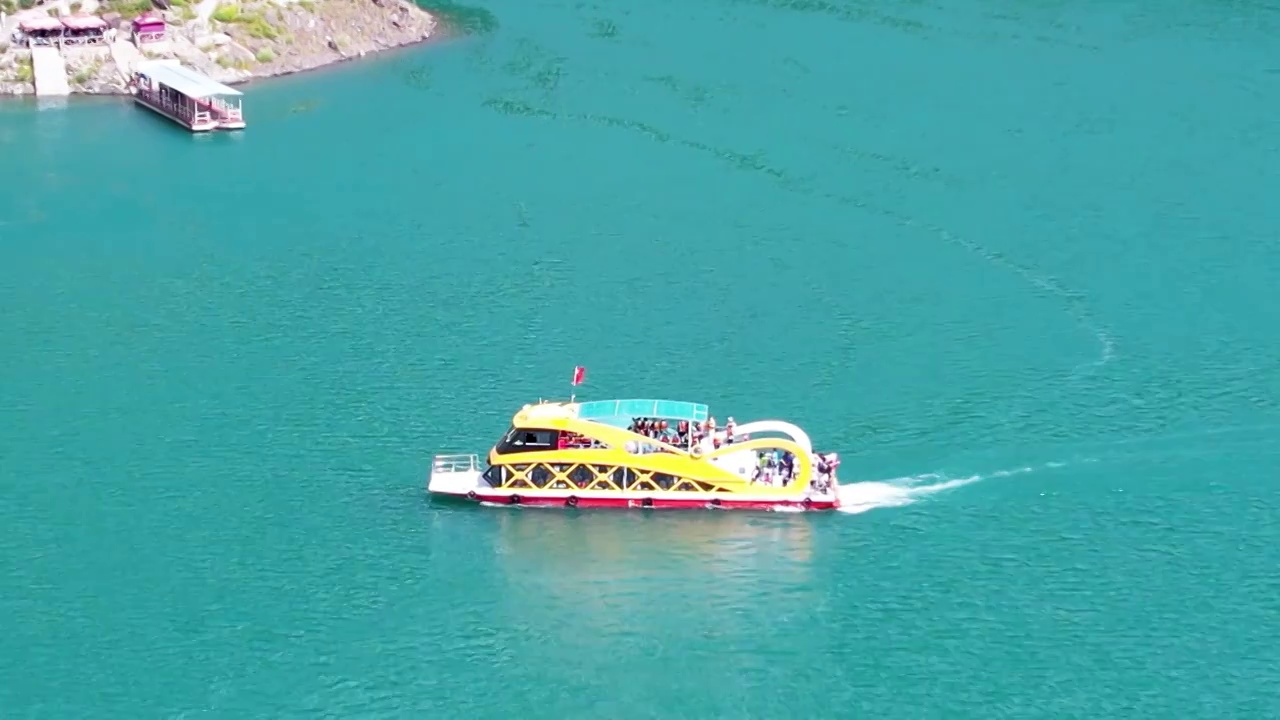 新疆天山天池淡水湖夏季自然风光航拍视频素材