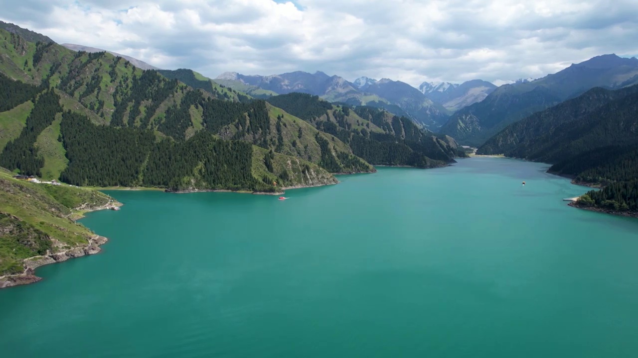 新疆天山天池淡水湖夏季自然风光航拍视频素材