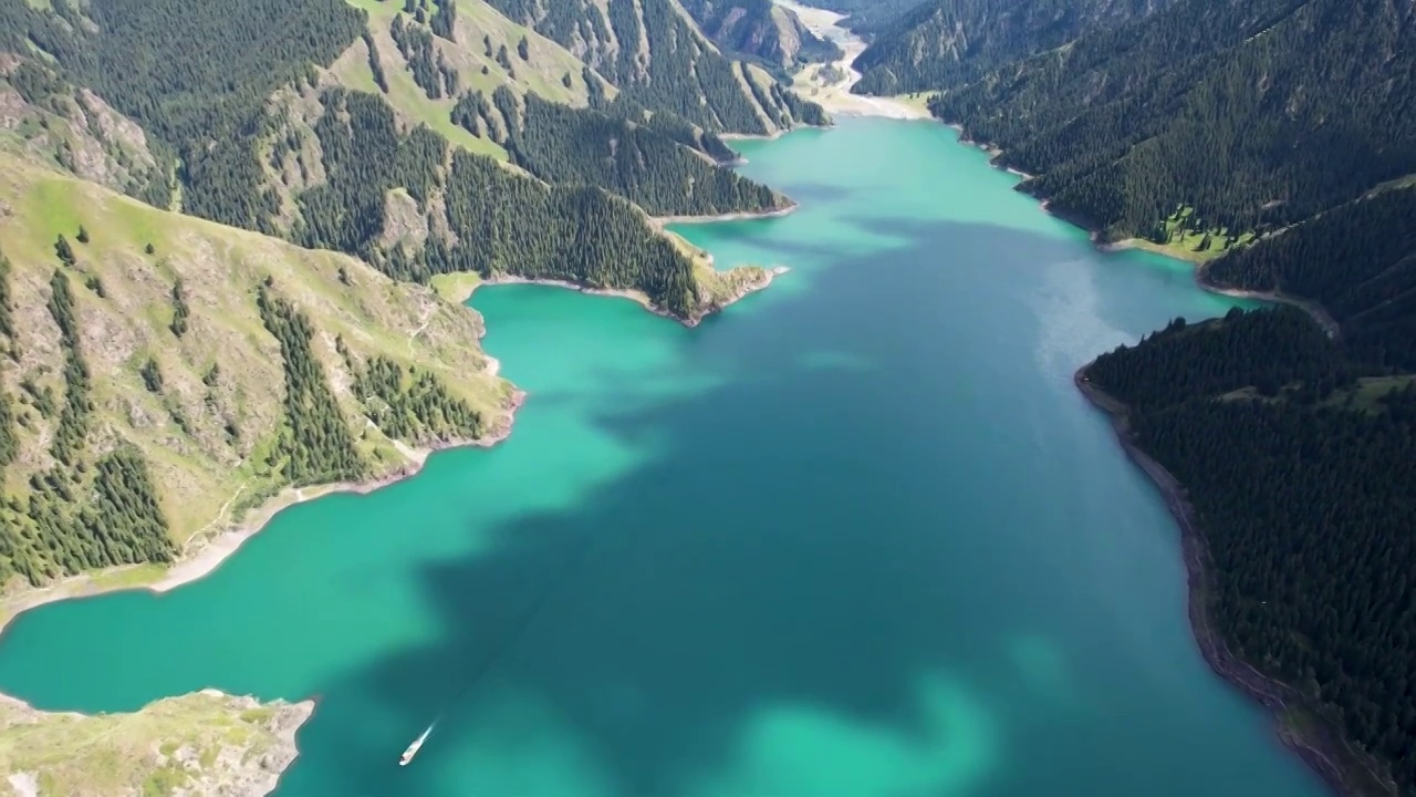 新疆天山天池淡水湖夏季自然风光航拍视频素材