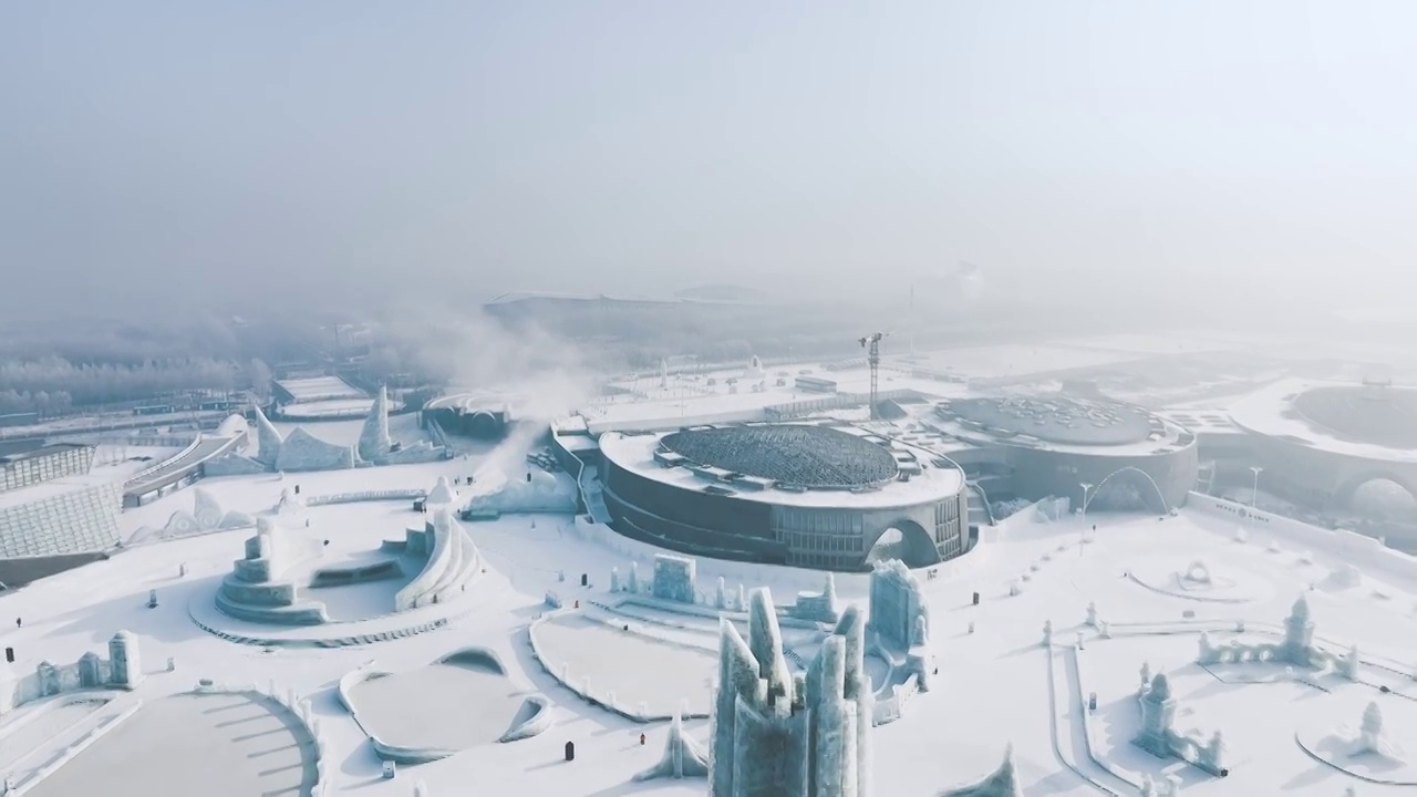 4K哈尔滨冰雪大世界冰雪摩天轮冰天雪地冰雪城堡航拍视频素材