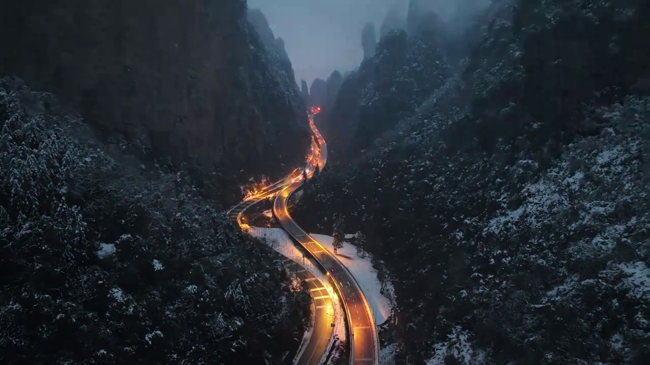 张家界迷魂台，百丈峡，黄石寨，雪中穿越云雾车流延时视频下载