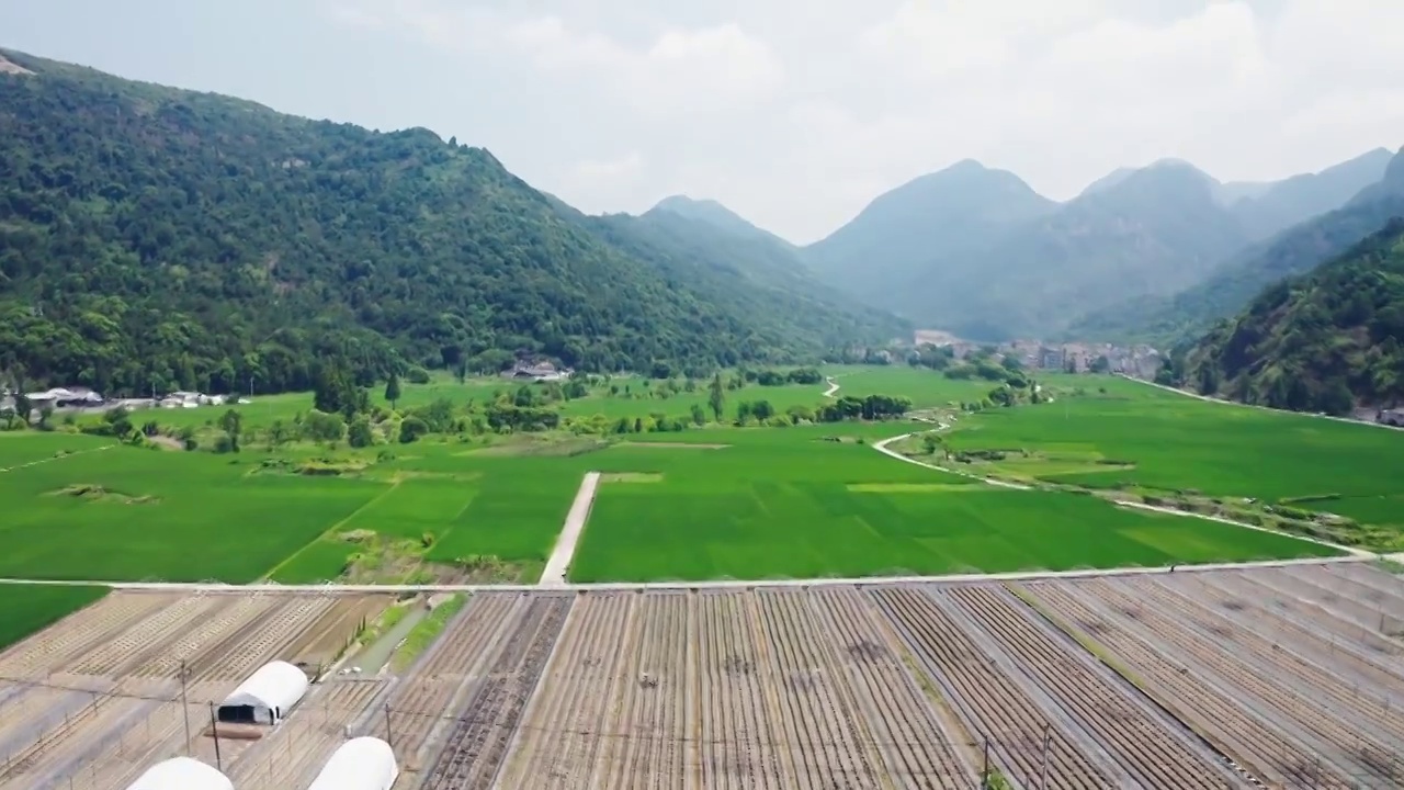 航拍田间乡村青山绿水视频素材