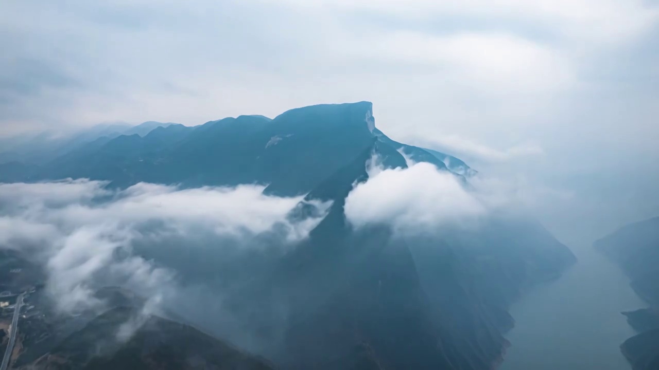 长江三峡之巅壮丽河山云雾缭绕壮丽河山延时视频素材