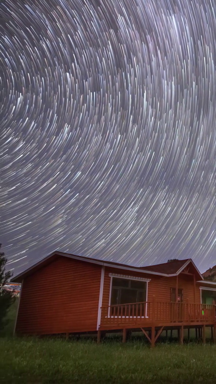 营地星空-青海玉树三江源星空营地木屋与星轨视频素材