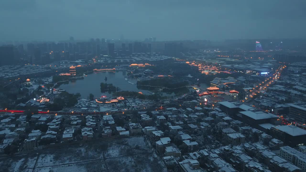 航拍西安曲江大唐芙蓉园雪景夜景视频素材