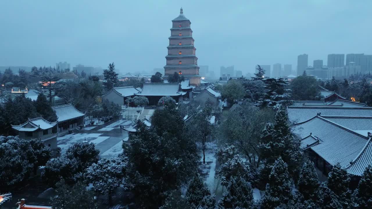 航拍西安大雁塔大唐不夜城大气雪景夜景城市风光视频素材