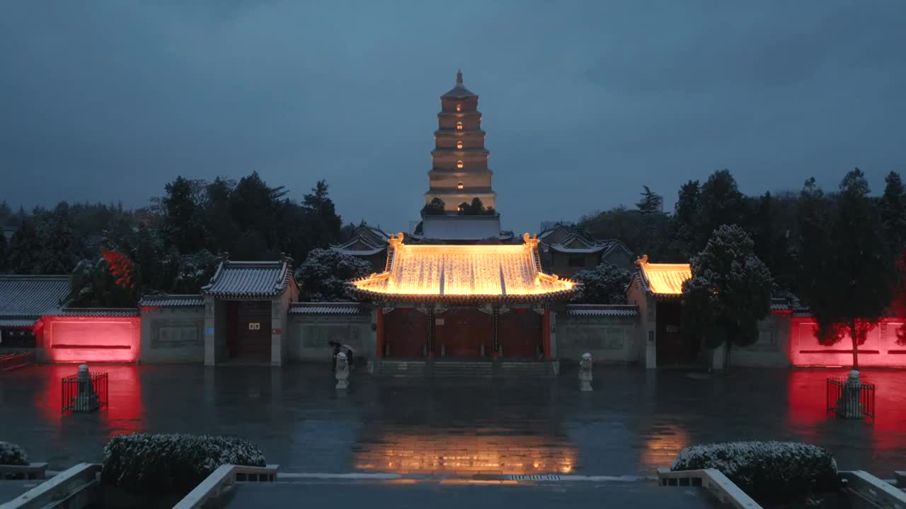 航拍西安大雁塔大唐不夜城大气雪景夜景城市风光视频素材