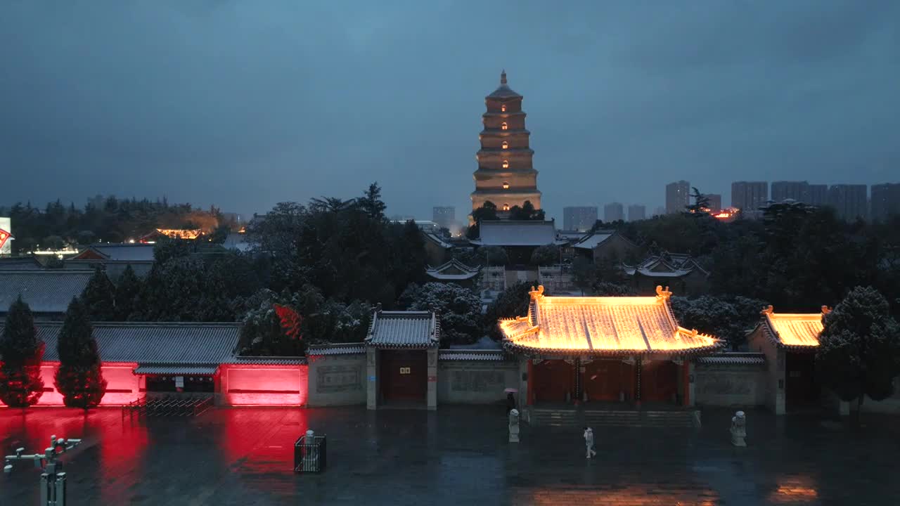 航拍西安大雁塔大唐不夜城大气雪景夜景城市风光视频素材