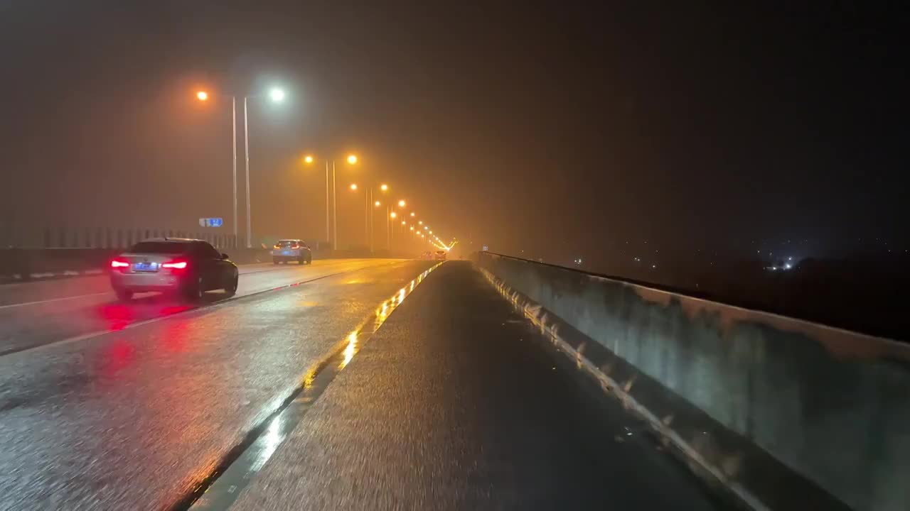 下雨天朦胧灯光笼罩下的道路视频素材