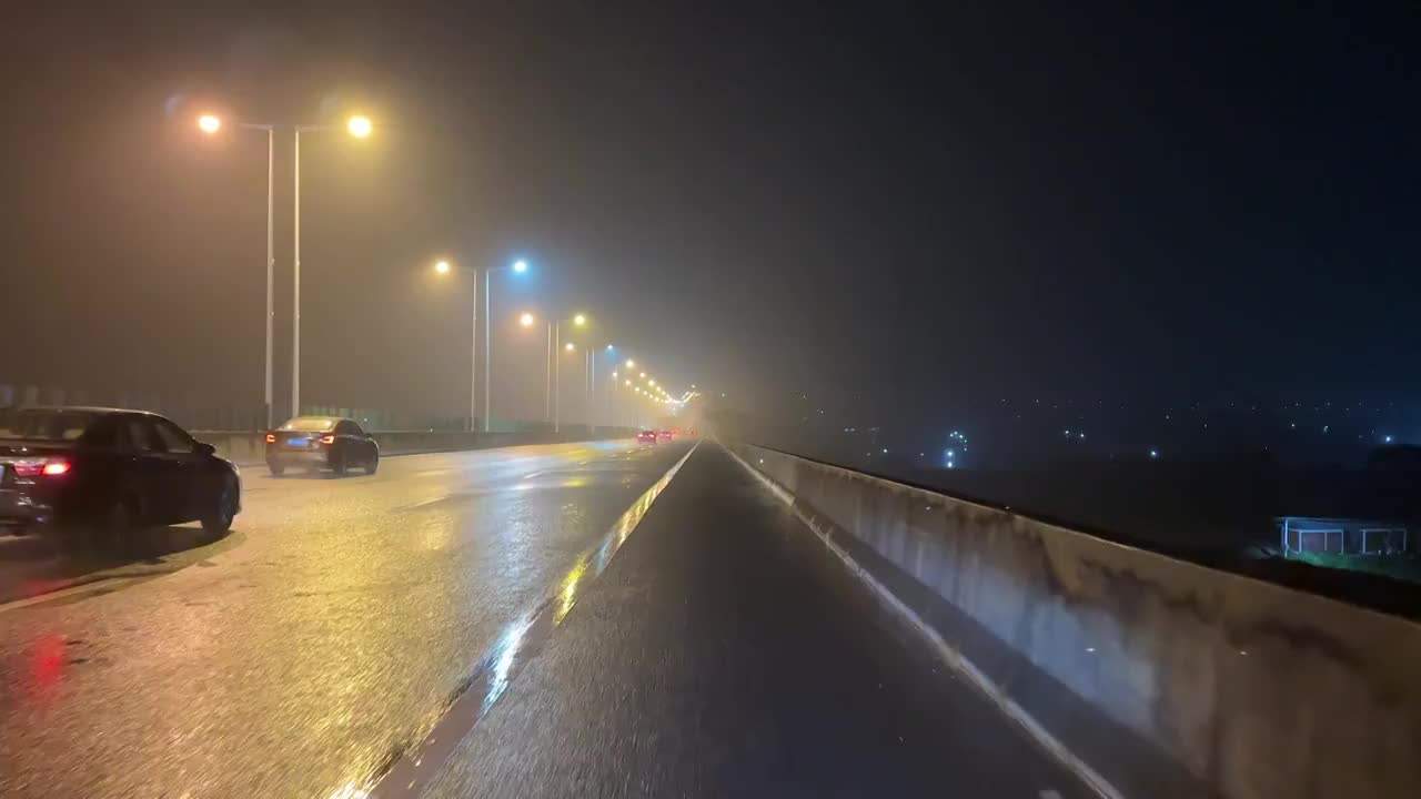 下雨天朦胧灯光笼罩下的道路视频素材