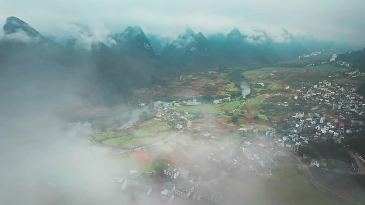 烟雨桂林喀斯特峰林视频下载