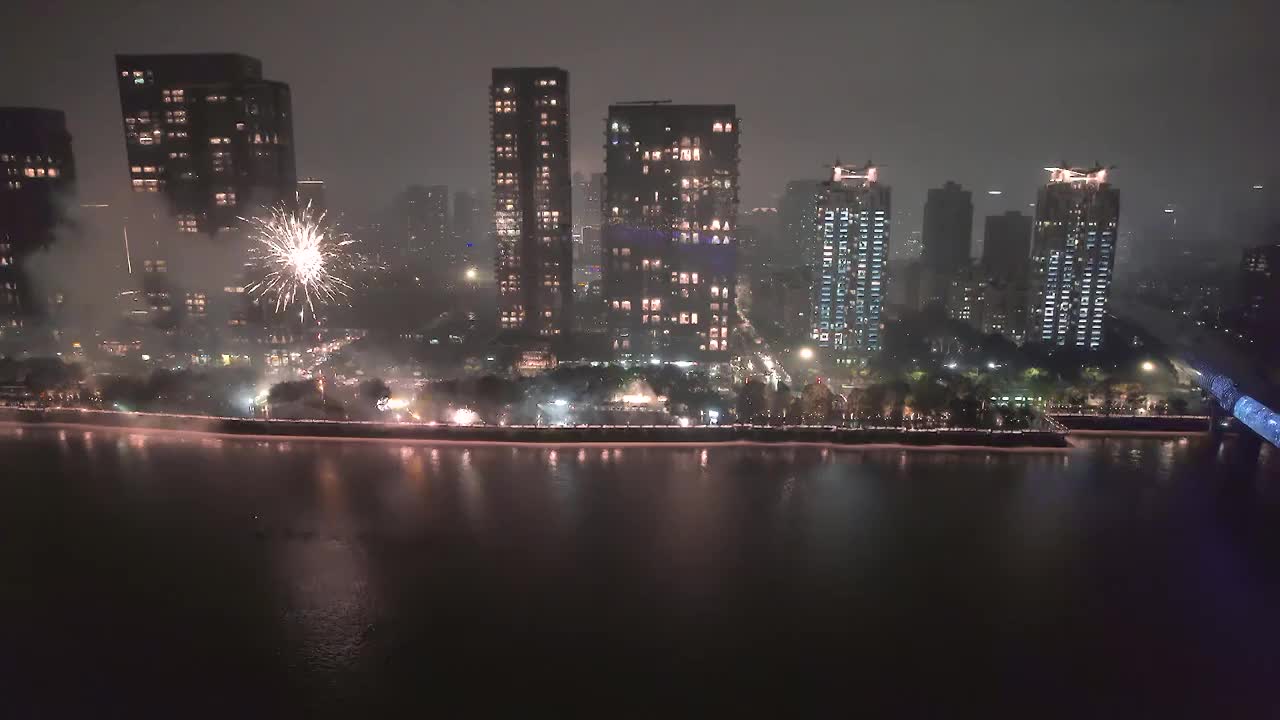 元宵节烟雨温州 放烟花视频素材