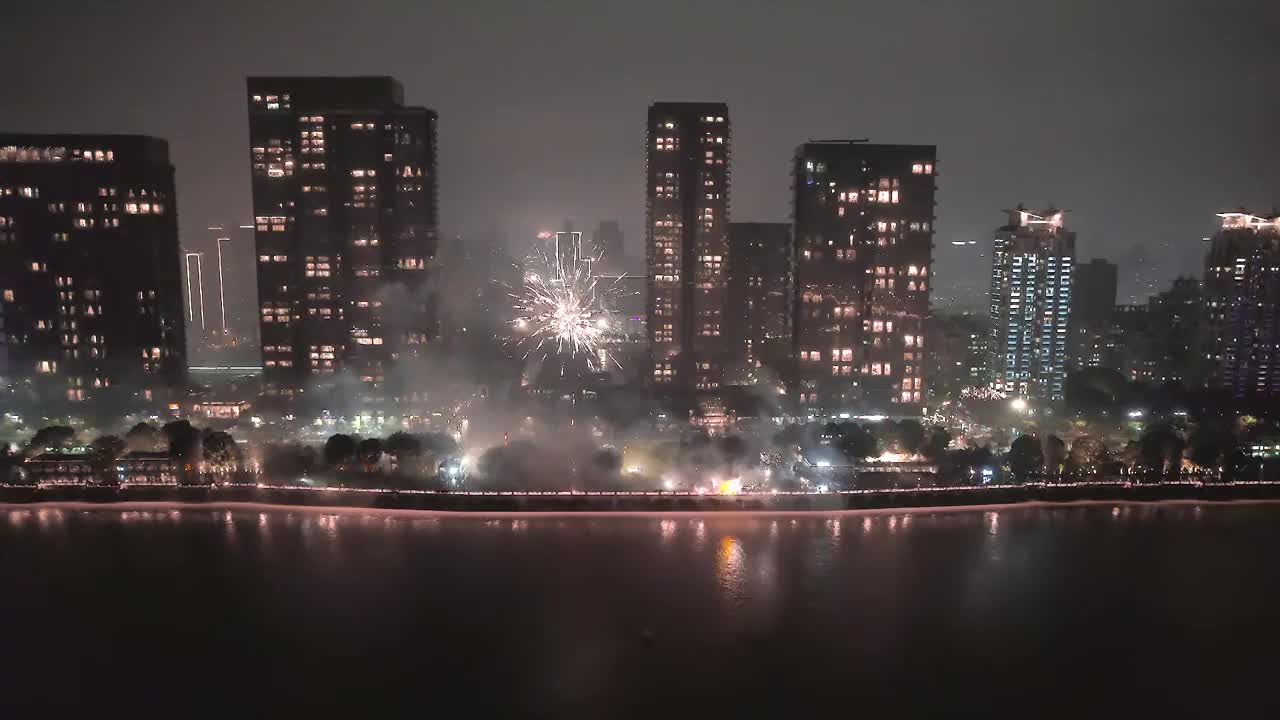 元宵节烟雨温州 放烟花视频素材