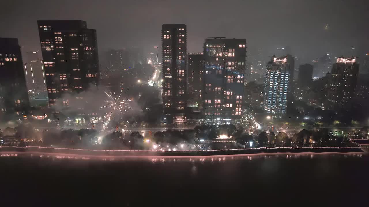 元宵节烟雨温州 放烟花视频素材