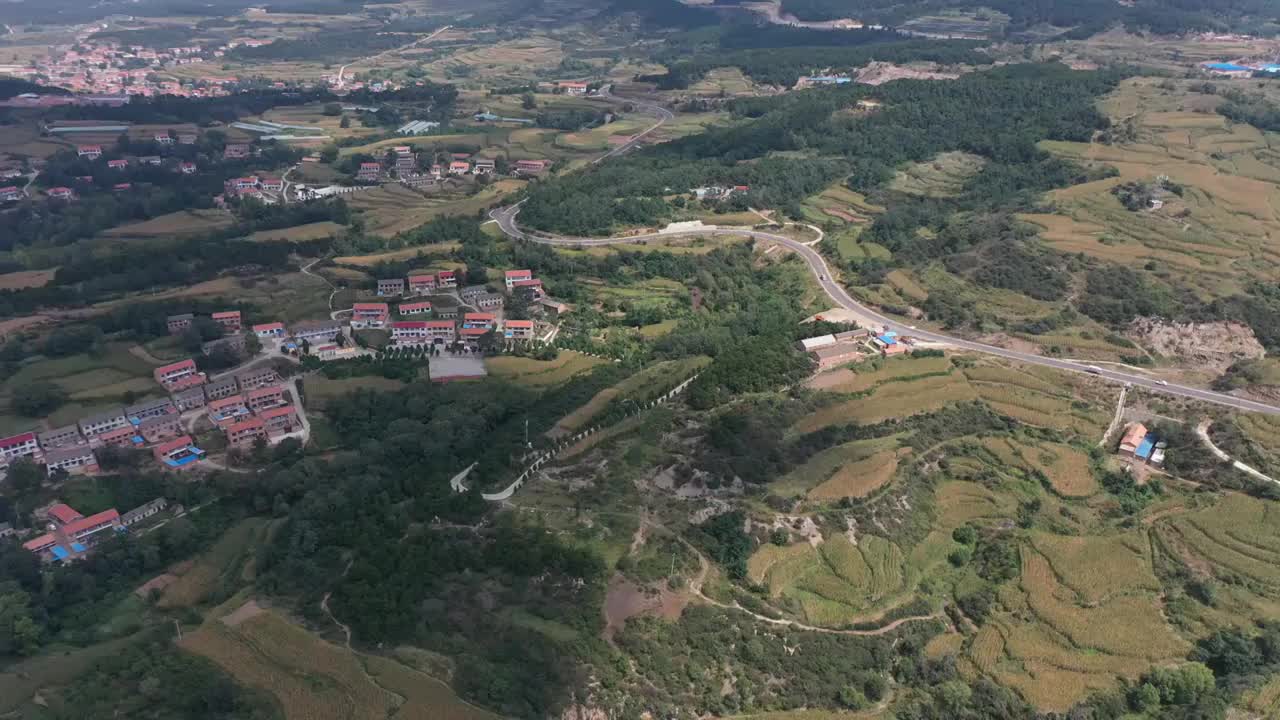 山西省壶关县，民居，山路与梯田。视频素材