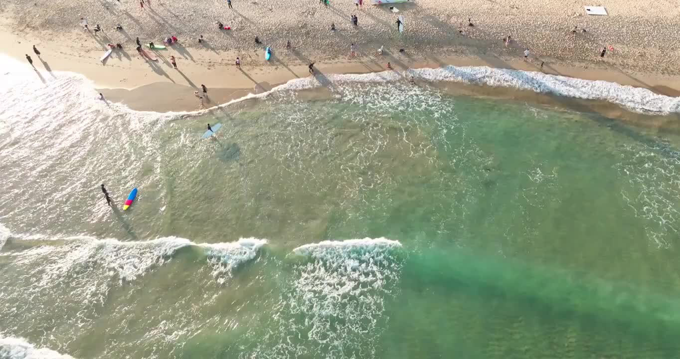 美丽万宁海滩冲浪圣地日月湾高角度航拍视频素材