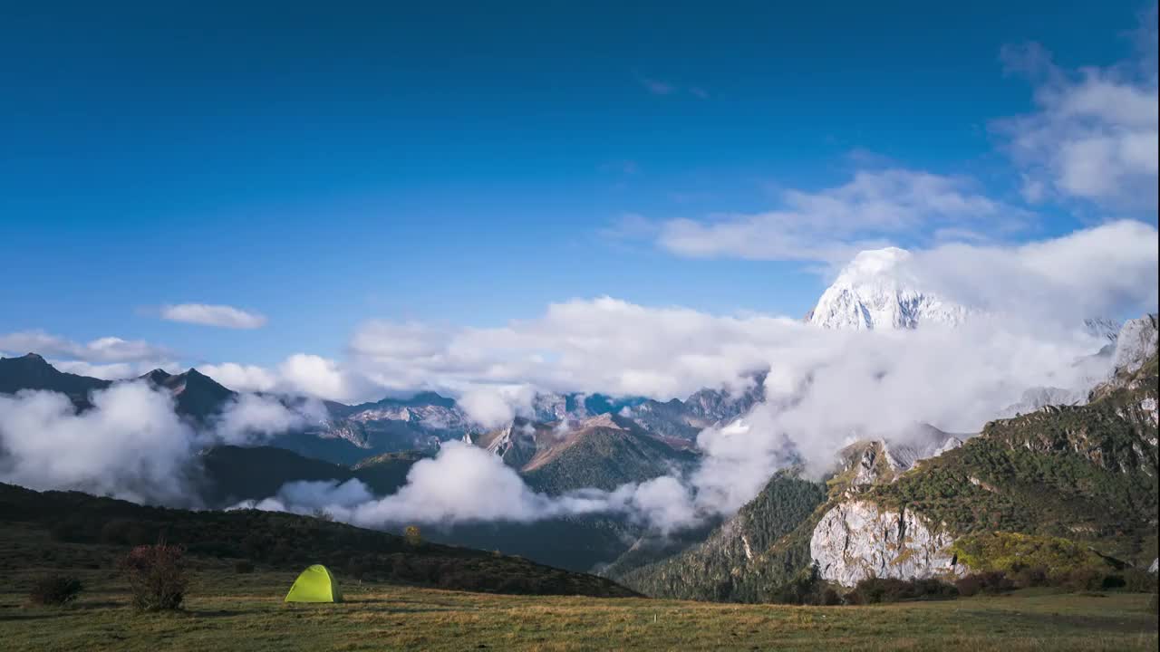 甘孜稻城亚丁察贡牛场露营夏诺多吉雪山清晨延时视频下载