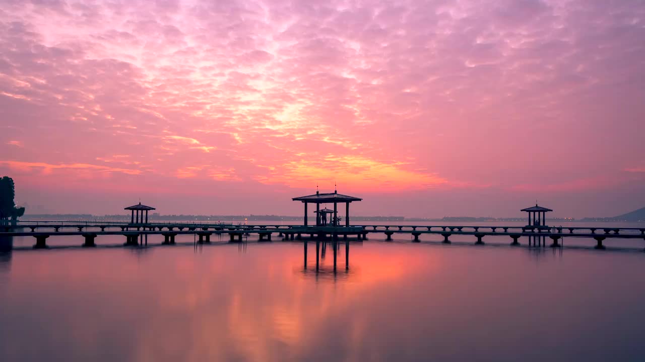 武汉东湖听涛日出火烧云延时视频素材