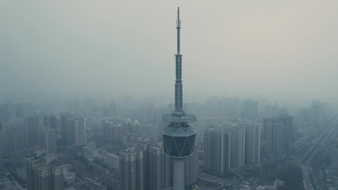 航拍雾霾中的陕西广播电视塔视频素材