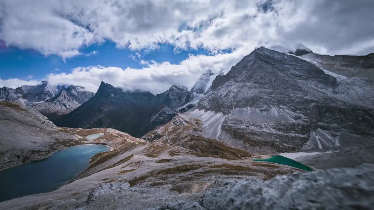 川西稻城亚丁牛奶海五色海双海与雪山的延时视频素材