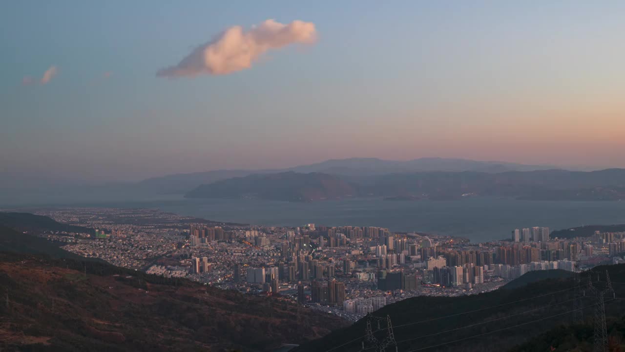 云南大理高视角城市风光和洱海日出延时摄影视频素材