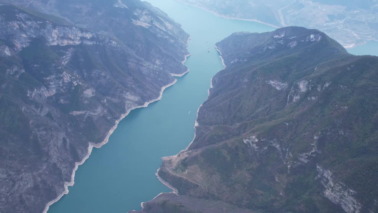 自然风景三峡之巅悬崖峭壁航拍视频视频素材