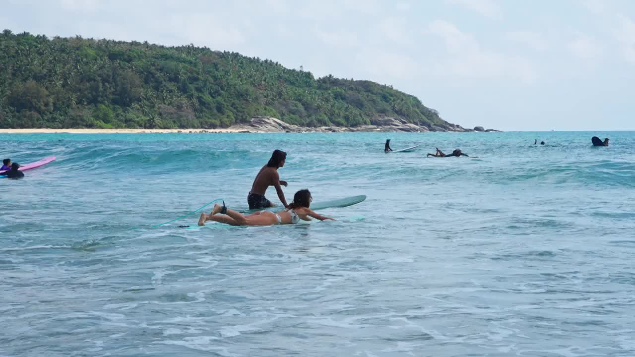 海南万宁海滩冲浪慢镜头视频素材