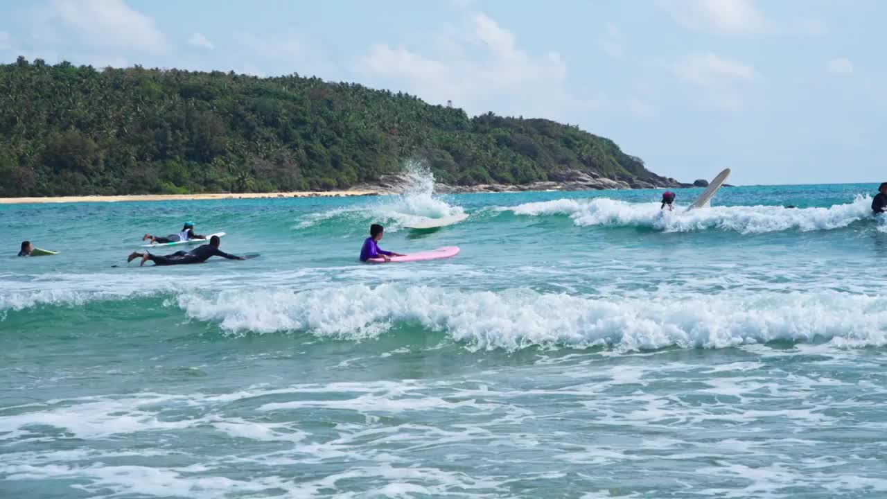 海南万宁海滩冲浪慢镜头视频素材