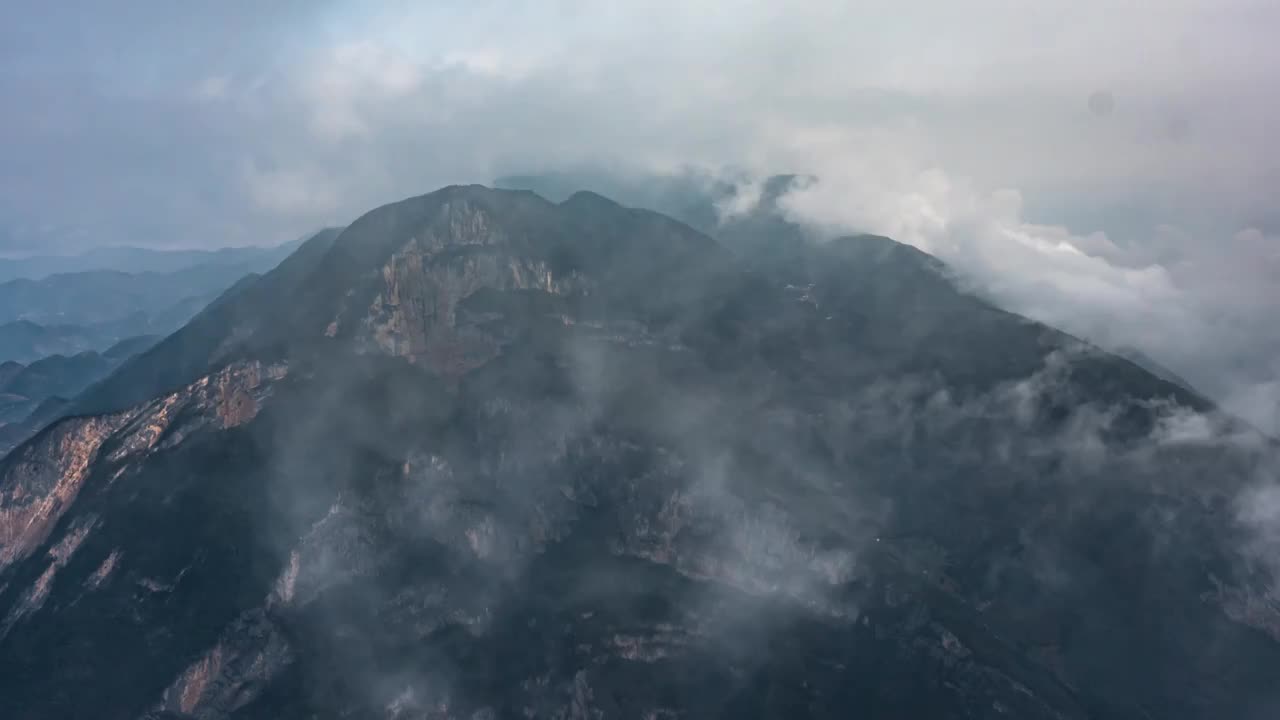 4K长江三峡之巅高大山峰耸立云雾缭绕延时视频素材