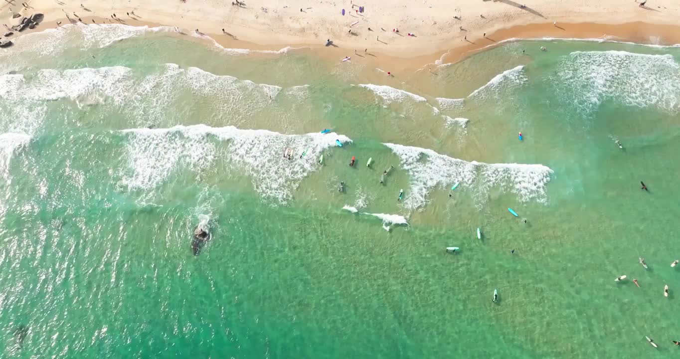 海南万宁冲浪胜地日月湾海边沙滩航拍风景视频下载