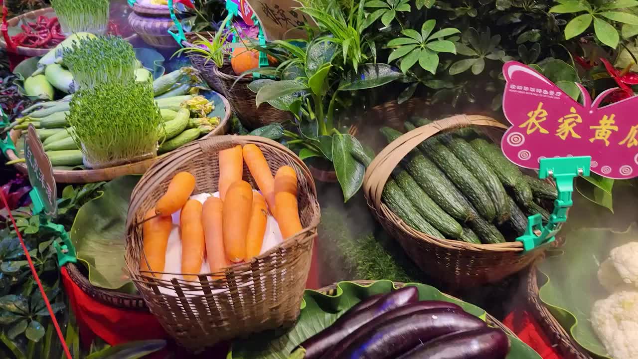 超市货架饭店货柜上新鲜的蔬菜视频素材