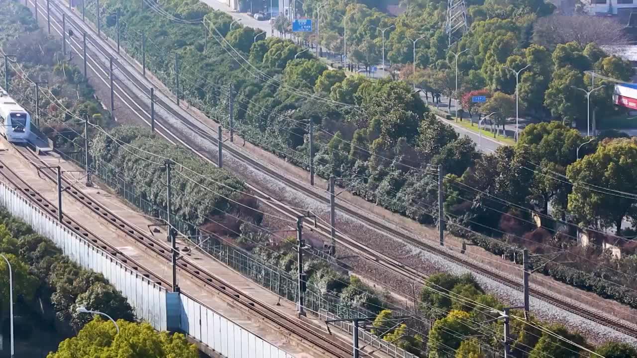 江苏省无锡市火车站飞驰而过的和谐号高铁画面视频素材