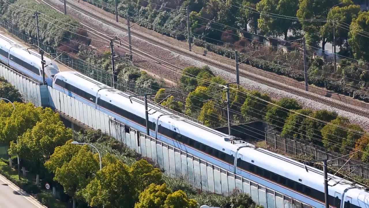 江苏省无锡市火车站飞驰而过的和谐号高铁画面视频素材