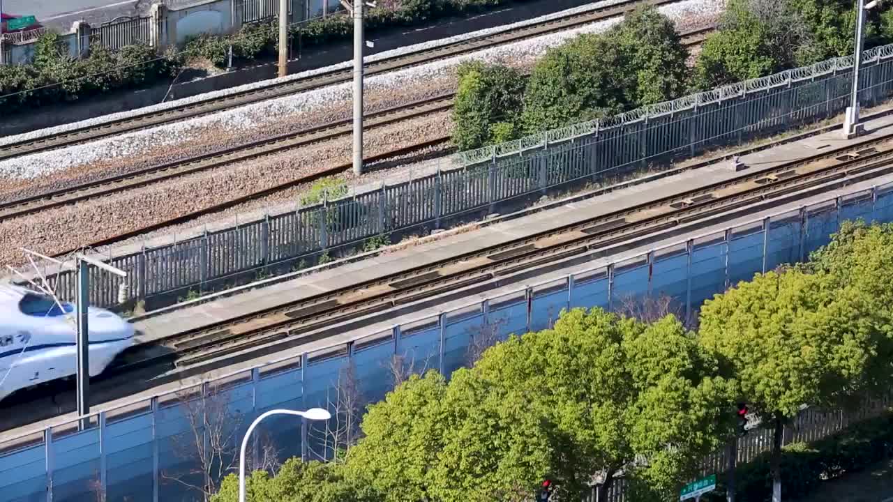 江苏省无锡市火车站飞驰而过的和谐号高铁画面视频素材