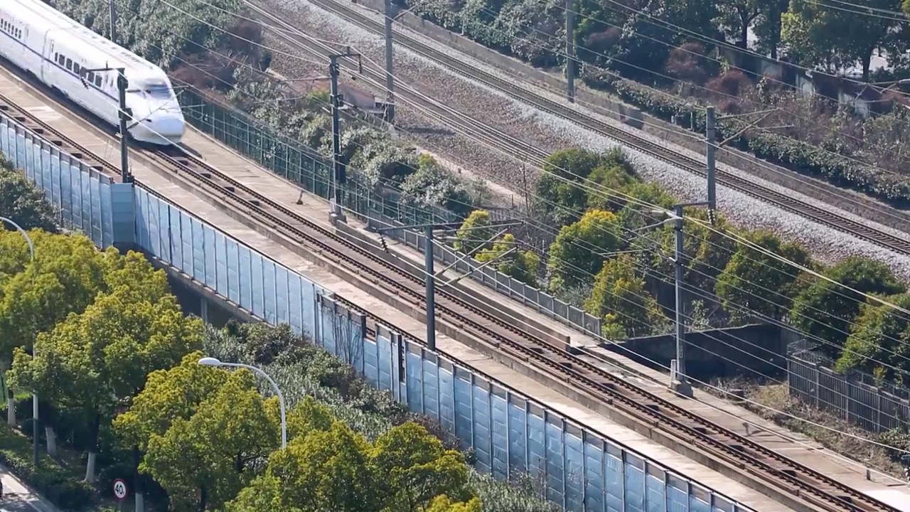 江苏省无锡市火车站飞驰而过的和谐号高铁画面视频素材