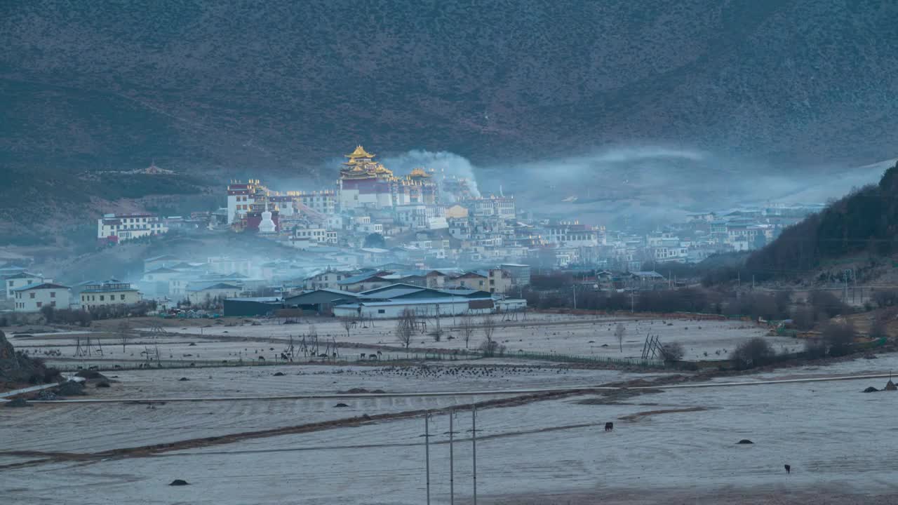 云南迪庆藏族自治州香格里拉松赞林寺日出延时摄影视频素材